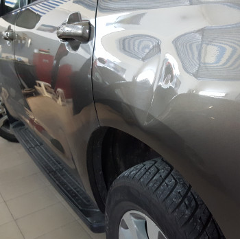 samochód z wgnieceniem