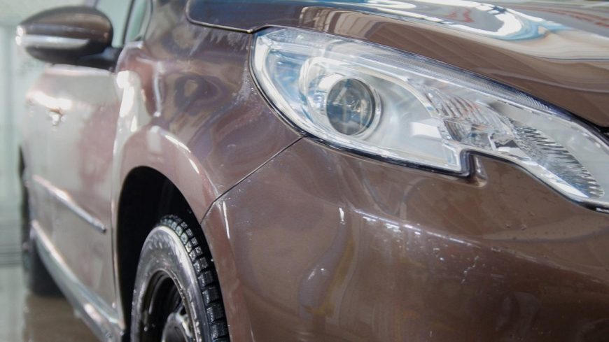 wgniecenie w przedniej części karoserii samochodowej