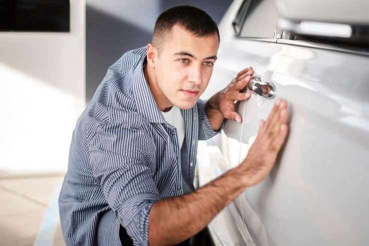 specjalista od napraw karoserii techniką PDR