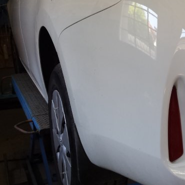 naprawiona biała toyota