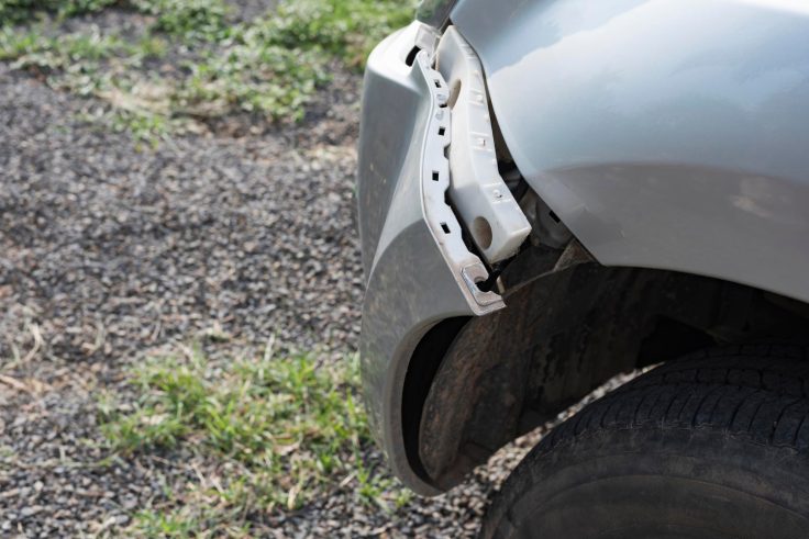 uszkodzony błotnik auta