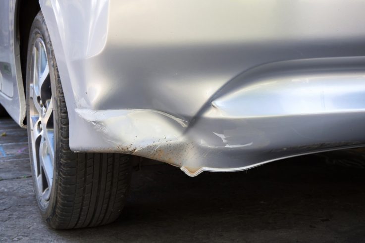wgniecenie zderzaka samochodu