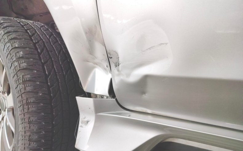 wgniecenie obok koła w samochodzie
