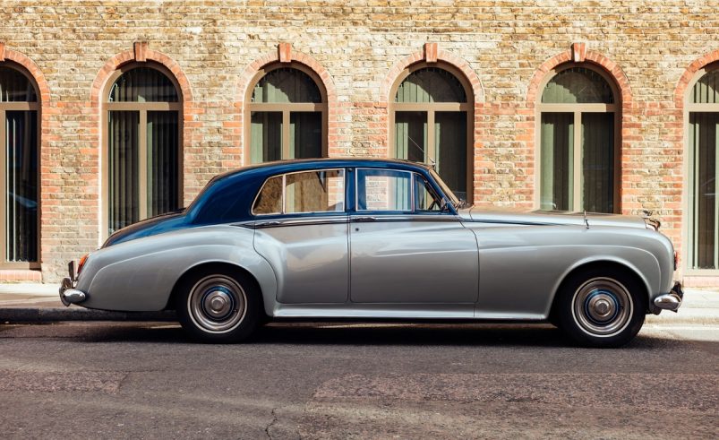 srebrny zabytkowy samochód