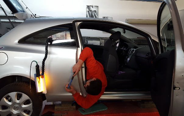 naprawa wgniecenia w samochodzie