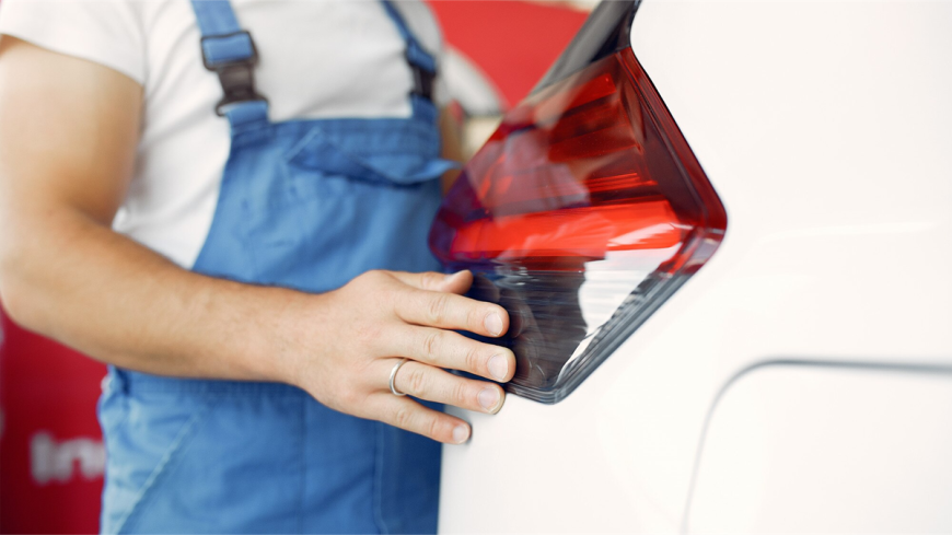 Wgniecenia w klapie bagażnika