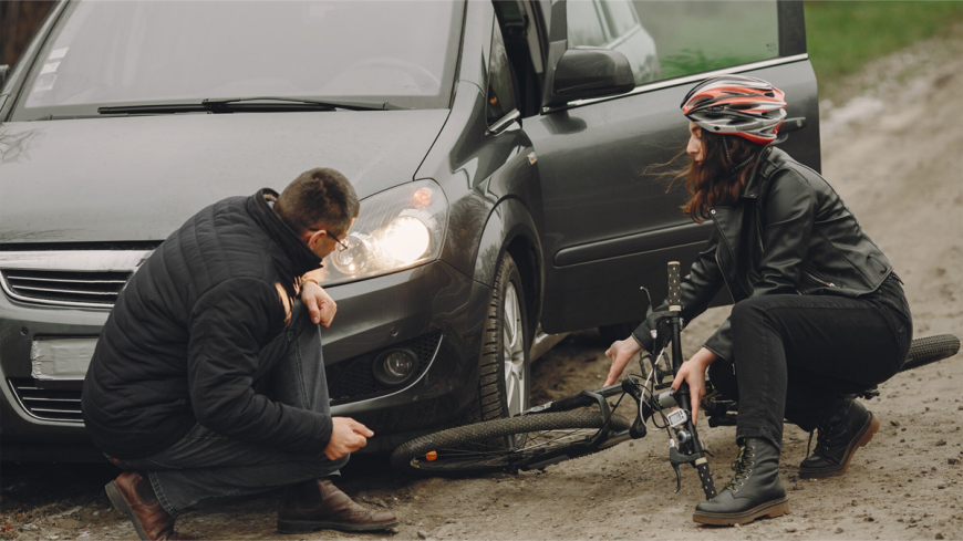 wgniecenia w karoserii samochodowej po stłuczce