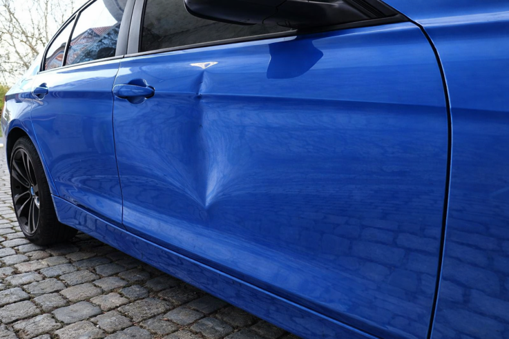 Wgniecenie w karoserii auta